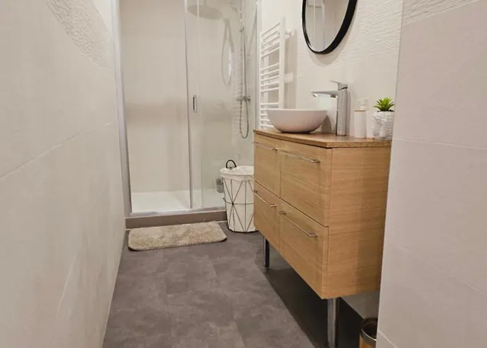 Belle Maison Rénovée Au Centre De Sacré-cœur *