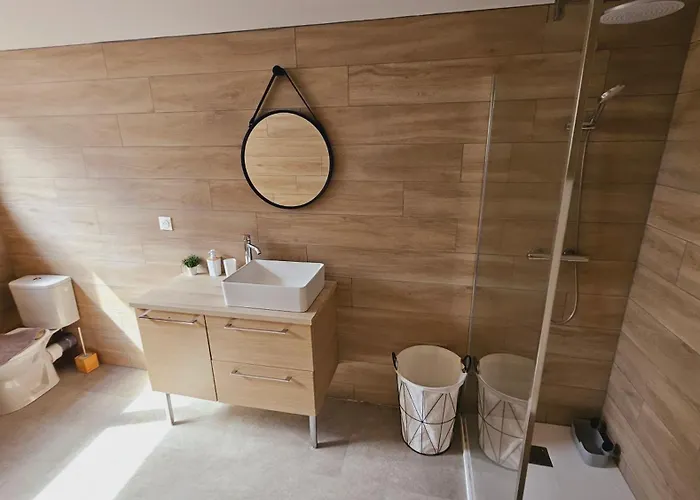 Belle Maison Rénovée Au Centre De Sacré-cœur *